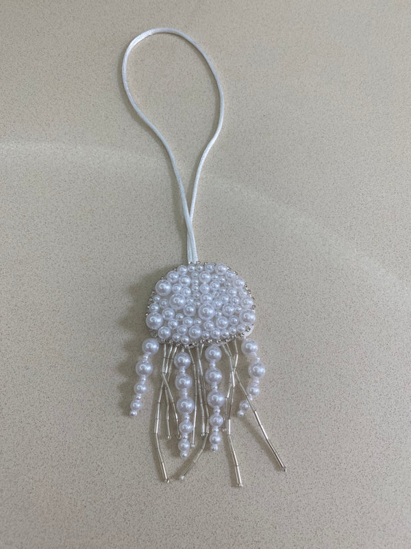 Pearl jellyfish charm